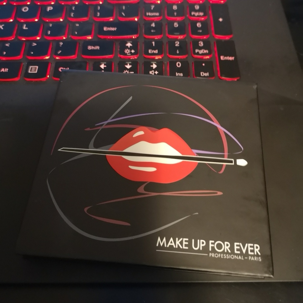 Make up for ever palette 9 artist shadow